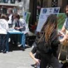 Los miembros de la plataforma comenzaron ayer su campaña en la plaza Lazúrtegui