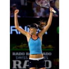 Daniela Hantuchova festeja su victoria sobre Serena y su pase a octavos