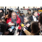 La familia Larralde compareció ante los medios de comunicación a la salida de la lectura del veredicto el día que terminó el juicio.