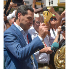Juanma Moreno hace el toque de campana, ayer. ANTONIO PAZ