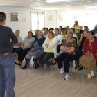 Los vecinos de La Granja, reunidos en concejo para estudiar los cambios en el ferrocarril.