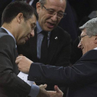 El presidente del Barça, Josep Maria Bartomeu, y el del Atlético, Enrique Cerezo, se saludan antes de comenzar la ida de los cuartos de la Champiosn en el Camp Nou, el 1 de abril.