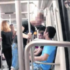 El vídeo publicado en YouTube que muestra la agresión a un joven de rasgos orientales en el metro de Barcelona.