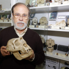 El profesor Luis Caro Dobón posa con una de las piezas de la colección del Laboratorio. MARCIANO PÉREZ