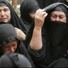 Un grupo de mujeres iraquíes llora a sus muertos en el atentado suicida de Mahmudiya