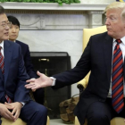 Donald Trump junto al presidente surcoreano, Moo Jae-in, en la Casa Blanca.
