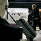 Viajeros procedentes de Madrid a su llegada a la Estación de Sants