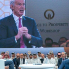Jared Kushner conversa con Tony Blair durante la conferencia de Bahréin, este miércoles.