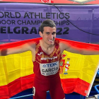 Mariano García, tras la prueba con la bandera de España. RFEA