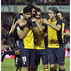 Costa celebra con sus compañeros el primer gol del Atlético.