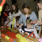 La alcaldesa, en el taller de elaboración de banderillas. ACACIO