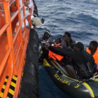 Una embarcación de Salvamento Marítimo rescata a un grupo de inmigrantes en aguas del Estrecho.