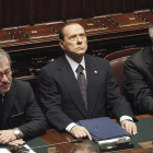 Berlusconi, entre el ministro de Interior de Italia y el de Reformas, en el Parlamento.