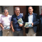 Escritores, alcalde y fotógrafo, ayer en la presentación.