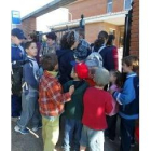 Los niños se arremolinaron detrás de la puerta del colegio