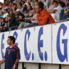Yosu Uribe, sancionado, seguirá el partido desde la grada del estadio de Lasesarre.
