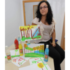 Berenice Arias Arenas con algunas de las obras de su alumnado de AFA-Bierzo en Ponferrada.