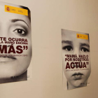 Varios carteles llaman a actuar en una campaña contra los malos tratos.