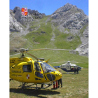 El helicóptero de rescate y el de Sacyl, ayer en Picos.