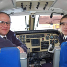 Juan Riquelme y Diana Rodríguez antes del primer vuelo con las ‘Google glass’.