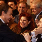 Zapatero saluda al alcalde de León, Francisco Fernández, al que se aludió en el acto al hablar del F