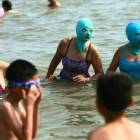 Mujeres con facekini en una playa de China.