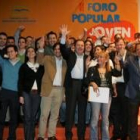 Tras finalizar su discurso, Herrera posó con los participantes del foro y candidatos leoneses