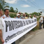 Los manifestantes portaron una pancarta exigiendo la toma de medidas urgentes.