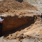 Dos arqueólogos durante las prospecciones del la semana pasada. JOSÉ MARÍA ESPÍ DUEÑAS