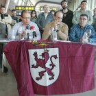Los representantes de la plataforma, de la Cámara, de los hosteleros y de los vecinos, ayer.