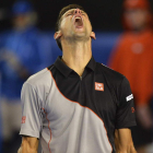 Djokovic se lamenta de un punto cedido frente a Wawrinka.