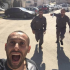 El famoso 'selfie' de un palestino corriendo frente a militares israelís.