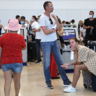 Turistas de origen ruso a la espera de abordar un avión de regreso a su país de origen en el aeropuerto internacional del balneario de Cancún. LOURDES CRUZ
