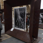 Vista de algunas de las fotografías de gran formato que podrán verse junto a la Catedral hasta el próximo 2 de febrero. RAMIRO