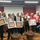 Foto de familia de todos los homenajeados con la alcaldesa y las concejalas. DL