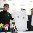 El nuevo jugador culturalista en su presentación ayer junto con el presidente  Domingo Cueto