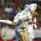 Cristiano Ronaldo celebra su primer gol, segundo de su equipo, junto a Esteban Granero.