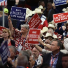Delegados republicanos agitan carteles en el primer día de la convención, el 18 de julio, en el Quicken Loans Arena de Cleveland.