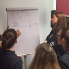 Alejandro Vaquera impartiendo una clase teórica ante varios árbitros en su viaje a Oceanía