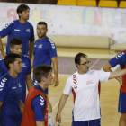 Dani Gordo da instrucciones a los suyos en un entrenamiento de esta pretemporada.