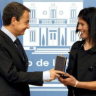 Zapatero entrega la medalla a Edurne Pasabán.