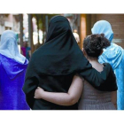 Mujeres musulmanas caminan por una calle de Salt, en una imagen de archivo.