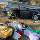 Estado en el que quedó el vehículo accidentado ayer en Brazuelo. BOMBEROS DE LEÓN