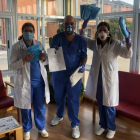 Los sanitarios, con el material donado por los bomberos. DL