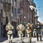 Imagen de tres soldados en la ciudad de Lviev. VITALIY HRABAR