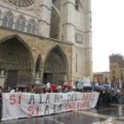 Alumnos y profesores se concentraron delante de la Catedral de León