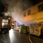 Los bomberos trabajaban el día 18 para apagar las llamas de los contenedores.