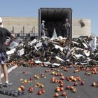 Agricultores franceses destruyen la carga de un camión español que transporta fruta y verduras.