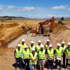 Los alcaldes, junto a los responsables de la comunidad de regantes, visitaron esta semana las obras. DL