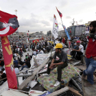 Varios activistas turcos ondean bandera nacionales en el parque Gezi.